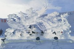 全球百余辆珍稀古董车亮相冰雪大世界